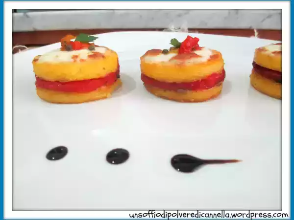 Ricetta Gli sformatini di polenta con mozzarella, acciughe e peperone