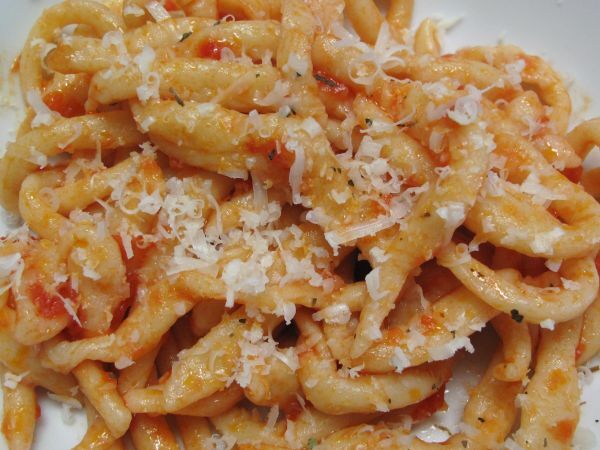 Ricetta Pici fatti in casa al pomodoro e aglio