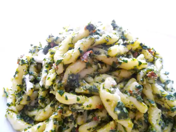 Ricetta Strozzapreti con mandorle e spinaci