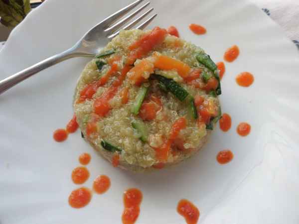 Quinoa alle verdure con salsa di peperoni