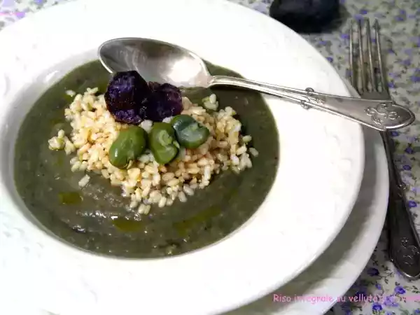 Ricetta Riso integrale con vellutata di verdure primaverili e chips di patate viola
