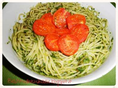 Ricetta Spaghetti al pesto di rucola, mandorle e pomodorini confit