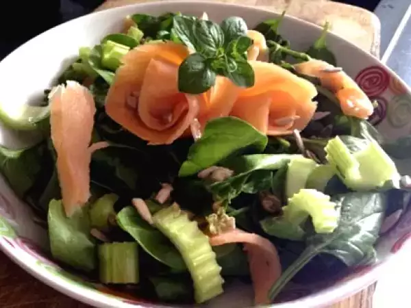 Ricetta Insalata con salmone e semi di girasole