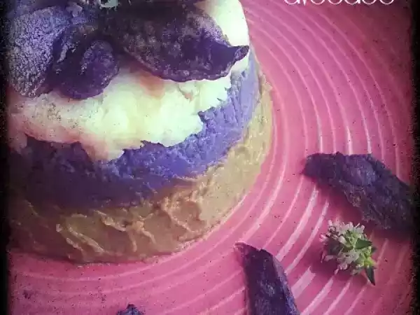 Ricetta Merluzzo in tortino di patate viola e avocado con chips croccanti