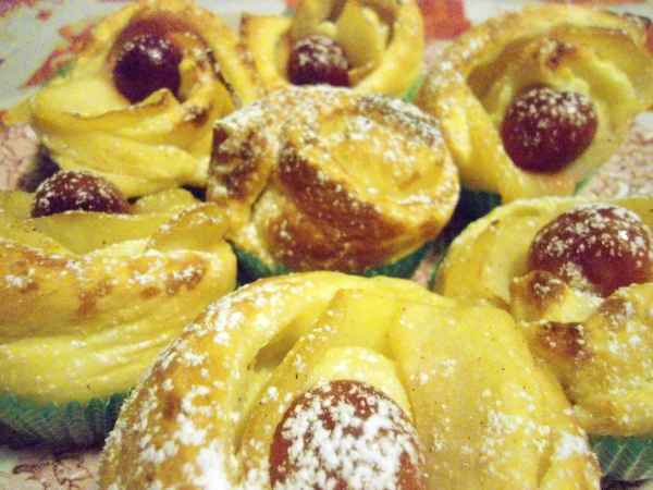 Ricetta Roselline di pasta brioche con mele e ciliegie