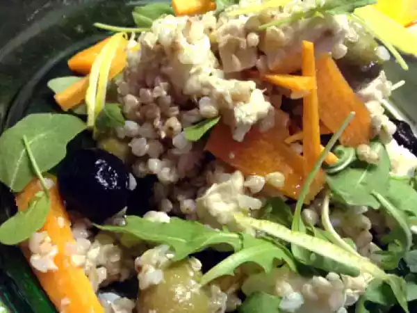 Ricetta Insalata di grano, feta greca e pollo