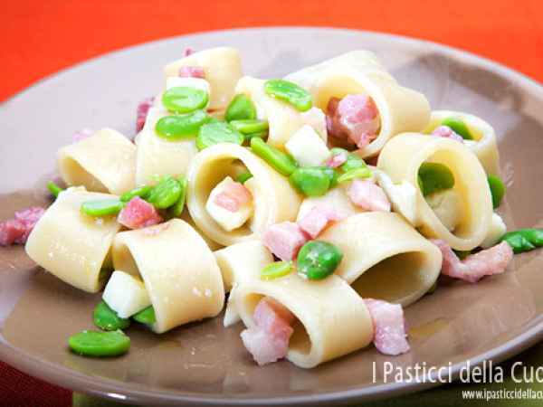 Ricetta Calamarata con fave, pecorino e pancetta