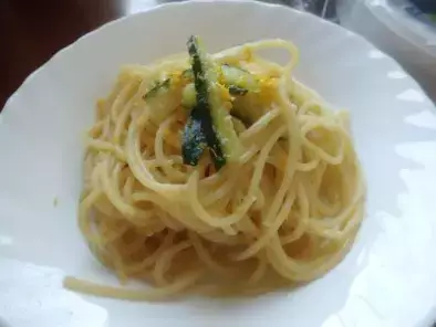 Ricetta Spaghetti agrumati con gamberetti e zucchine