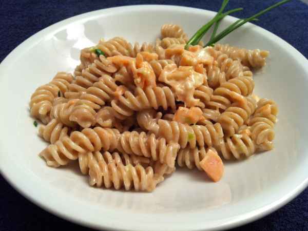 Fusilli al farro con pompelmo rosa e salmone