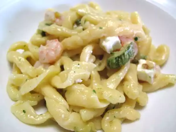 Ricetta Stringozzi con gamberi, zucchine e feta