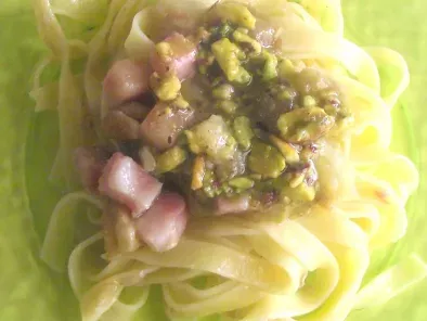 Ricetta Fettuccine alle zucchine, pancetta e pesto di pistacchi