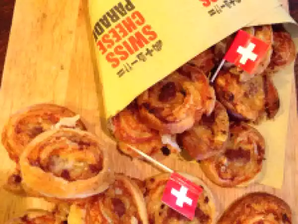 Ricetta Girelle di pasta sfoglia gruviera e salsiccia toscana