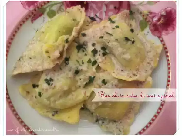 Ricetta Ravioli in salsa di noci e pinoli