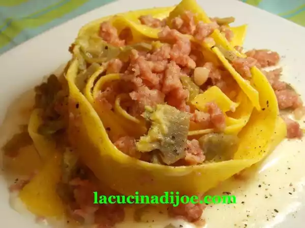 Ricetta Pappardelle su fonduta di taleggio, con carciofi e salsiccia dello zolio