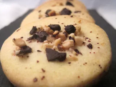 Ricetta Biscotti senza glutine con gocce di cioccolato e nocciole