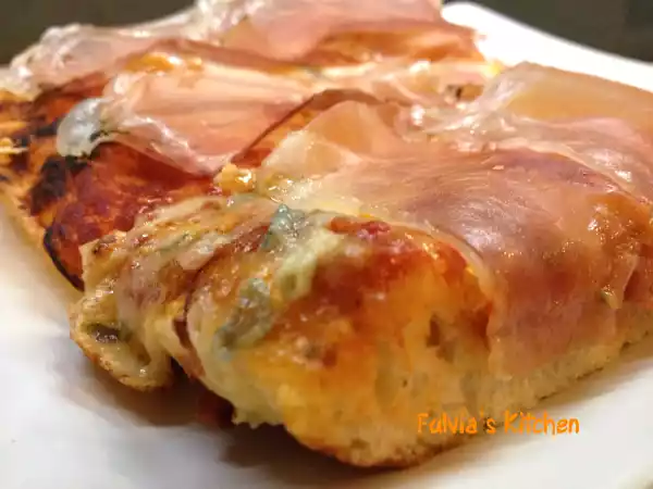 Ricetta Pizza con speck e gorgonzola