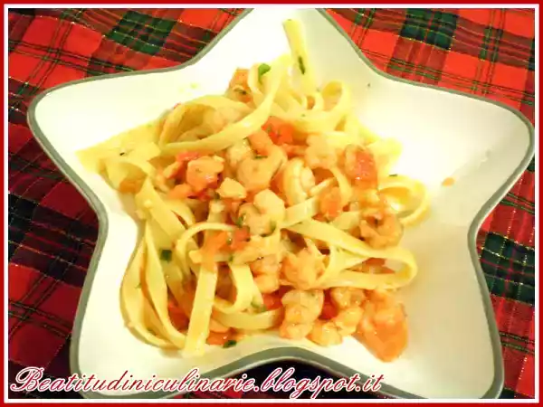 Ricetta Fettucce gamberetti, salmone e curry