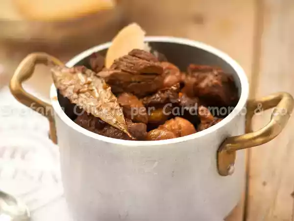 Ricetta Spezzatino di vitello con castagne secche e prugne con pane al granturco
