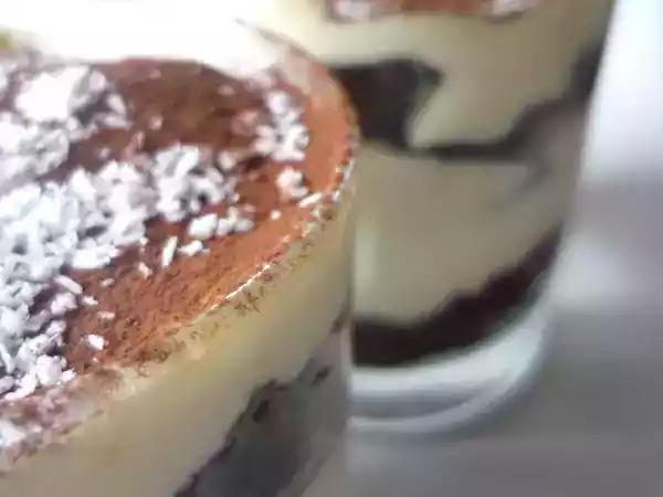 Ricetta Tiramisù cremoso al cocco in monoporzione: il dessert fresco e raffinato con pan di spagna