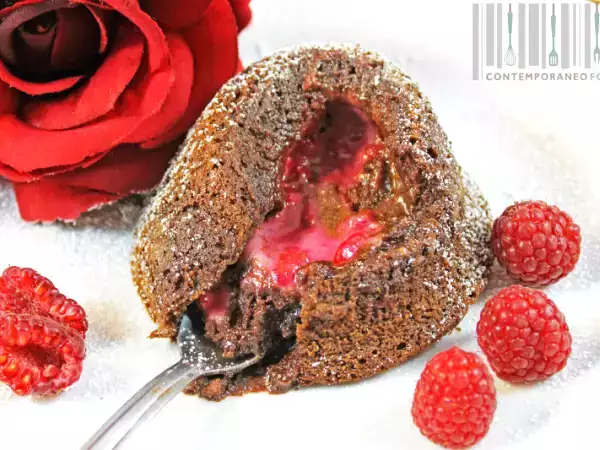 Ricetta Tortino al cioccolato fondente con cuore morbido ai lamponi
