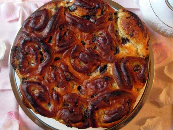 Torta di rose con crema pasticcera e gocce di cioccolato