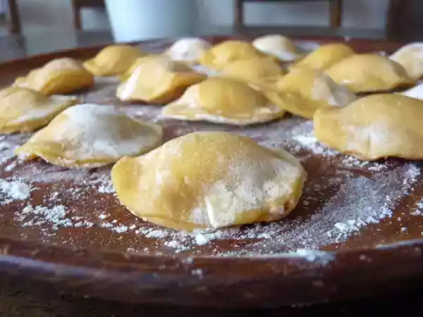 Ricetta Ravioli norsk al salmone, caprino e timo
