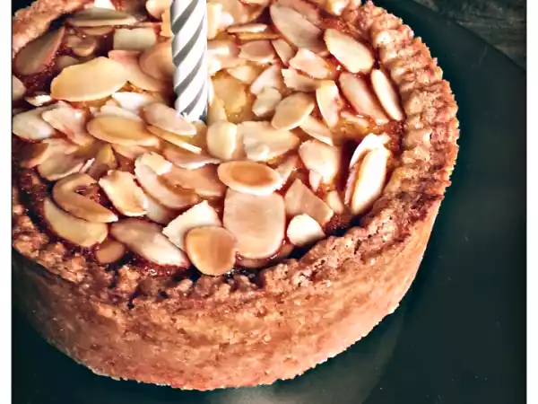 Ricetta Torta con crema bisbetica e mandorle amare