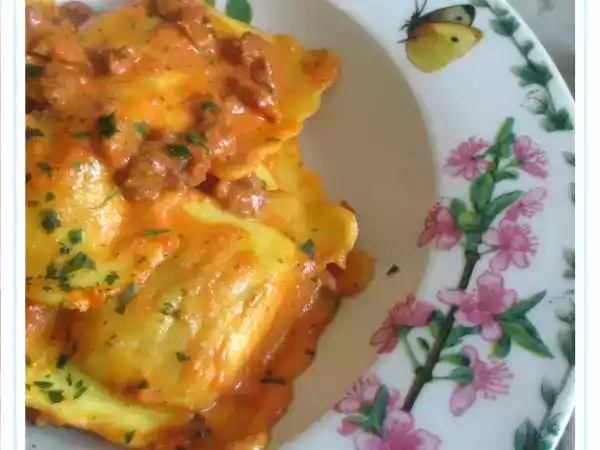 Ricetta I ravioloni ai porcini con salsa rosa alla salsiccia