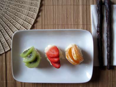 Ricetta Nigiri di frutta fresca - maki- sushi di fragole e ananas