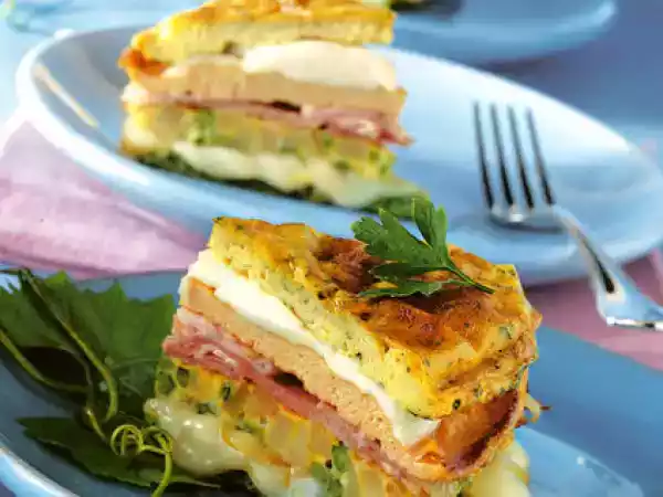 Ricetta Torretta multicolore di frittate con prosciutto e scamorza