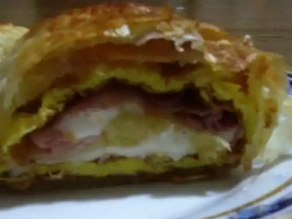 Ricetta Rotolo di pasta sfoglia con frittata.