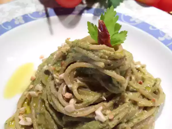 Ricetta Spaghetti integrali con pesto di sedano, mandorle e pomodorini secchi