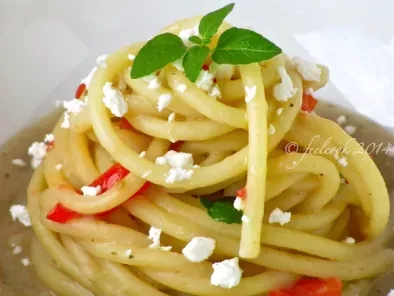 Ricetta Spaghettoni con crema di melanzane, pomodorini e feta