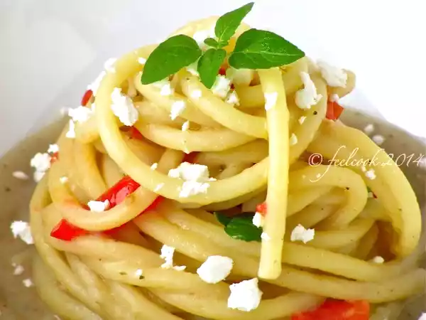 Ricetta Spaghettoni con crema di melanzane, pomodorini e feta