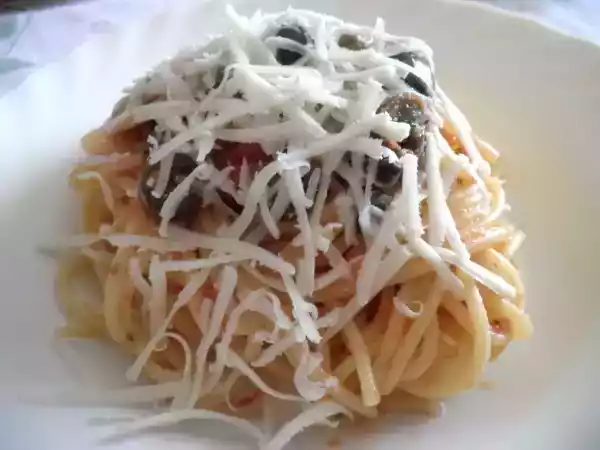 Ricetta Spaghetti alla puttanesca a crudo con cacioricotta