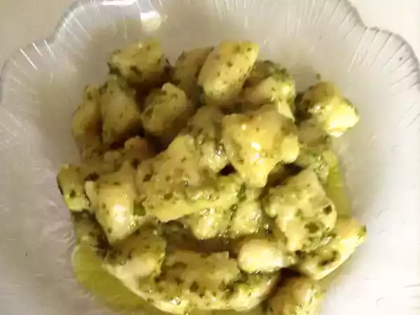 Ricetta Gnocchi alla crescenza con pesto di nocciole
