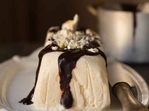 Ricetta Semifreddo al torrone con cioccolata calda