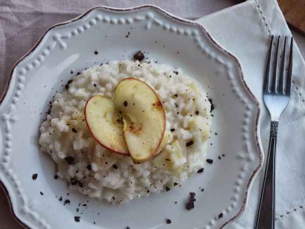 Ricetta Risotto alla mela e brie con scaglie di cioccolato