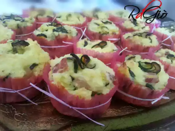 Ricetta Muffins salati di riso con zucchine e pancetta affumicata