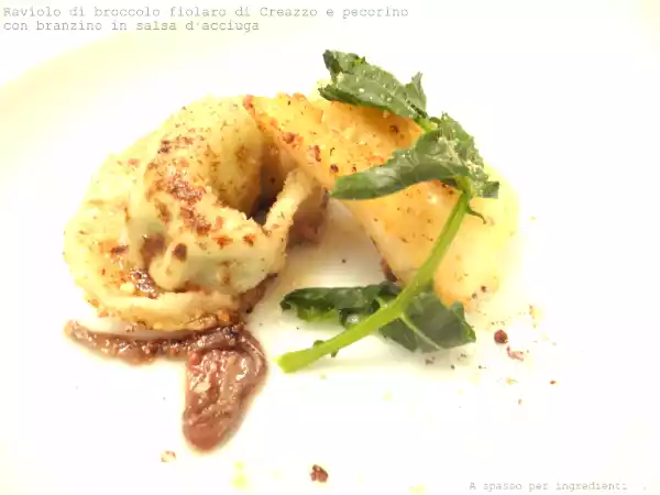 Ricetta Raviolo di broccolo fiolaro di creazzo e pecorino con branzino in salsa d'acciuga