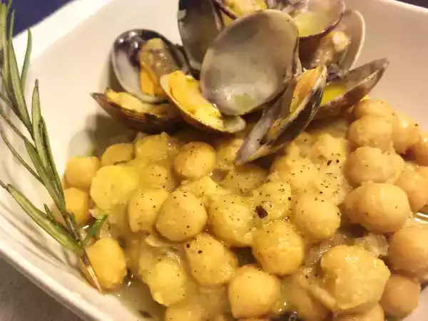 Ricetta Zuppa di ceci e vongole al profumo di rosmarino