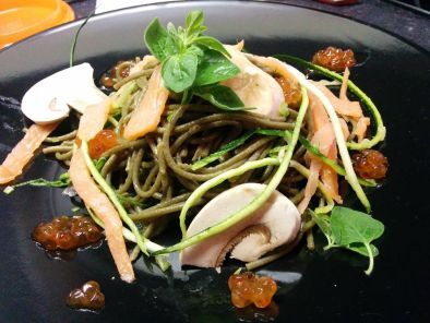 Ricetta Spaghetti alla spirulina con salmone affumicato, funghi e zucchine crudi