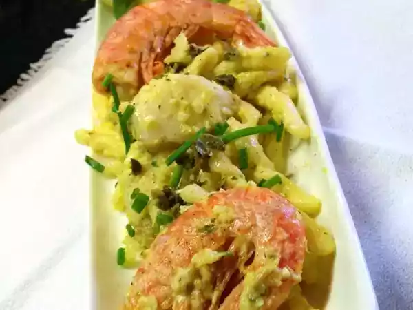 Ricetta Strozzapreti con pesto di agrumi, coda di rospo e gamberoni