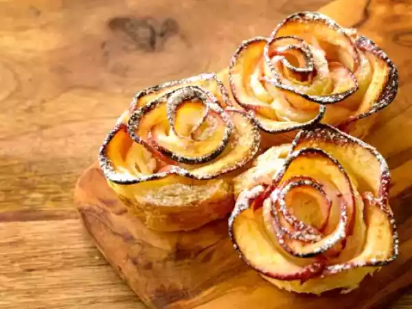 Ricetta Rose di sfoglia alle mele e crema pasticcera