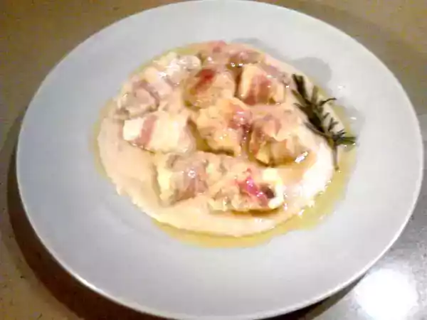 Ricetta Bocconcini di pescatrice nella pancetta su crema di cannellini al rosmarino