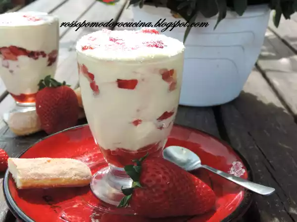 Ricetta Tiramisù alle fragole in bicchiere