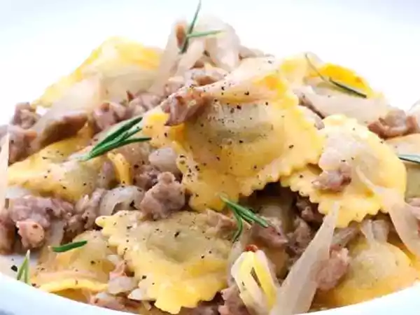 Ricetta Ravioli al sugo di cipolle e salsiccia