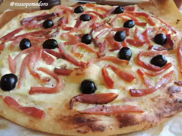 Ricetta Focaccia golosa con robiola speck e olive nere