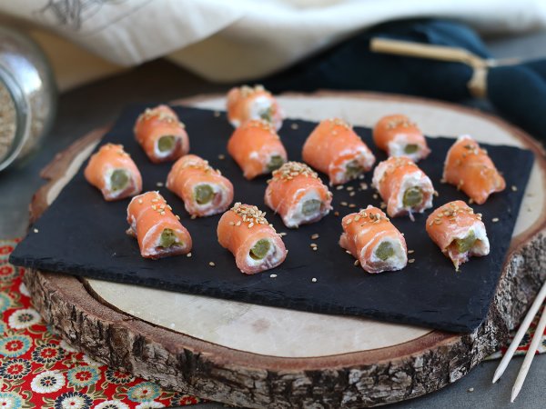 Rotolini di salmone e asparagi