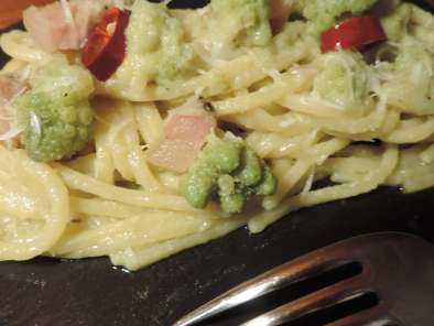 Ricetta Spaghetti con crema di broccolo romanesco e guanciale